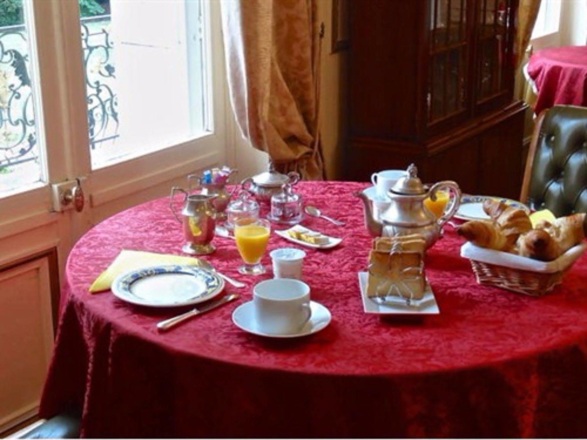 Bed and Breakfast Chateau Les Vallees Tournon-Saint-Pierre Экстерьер фото